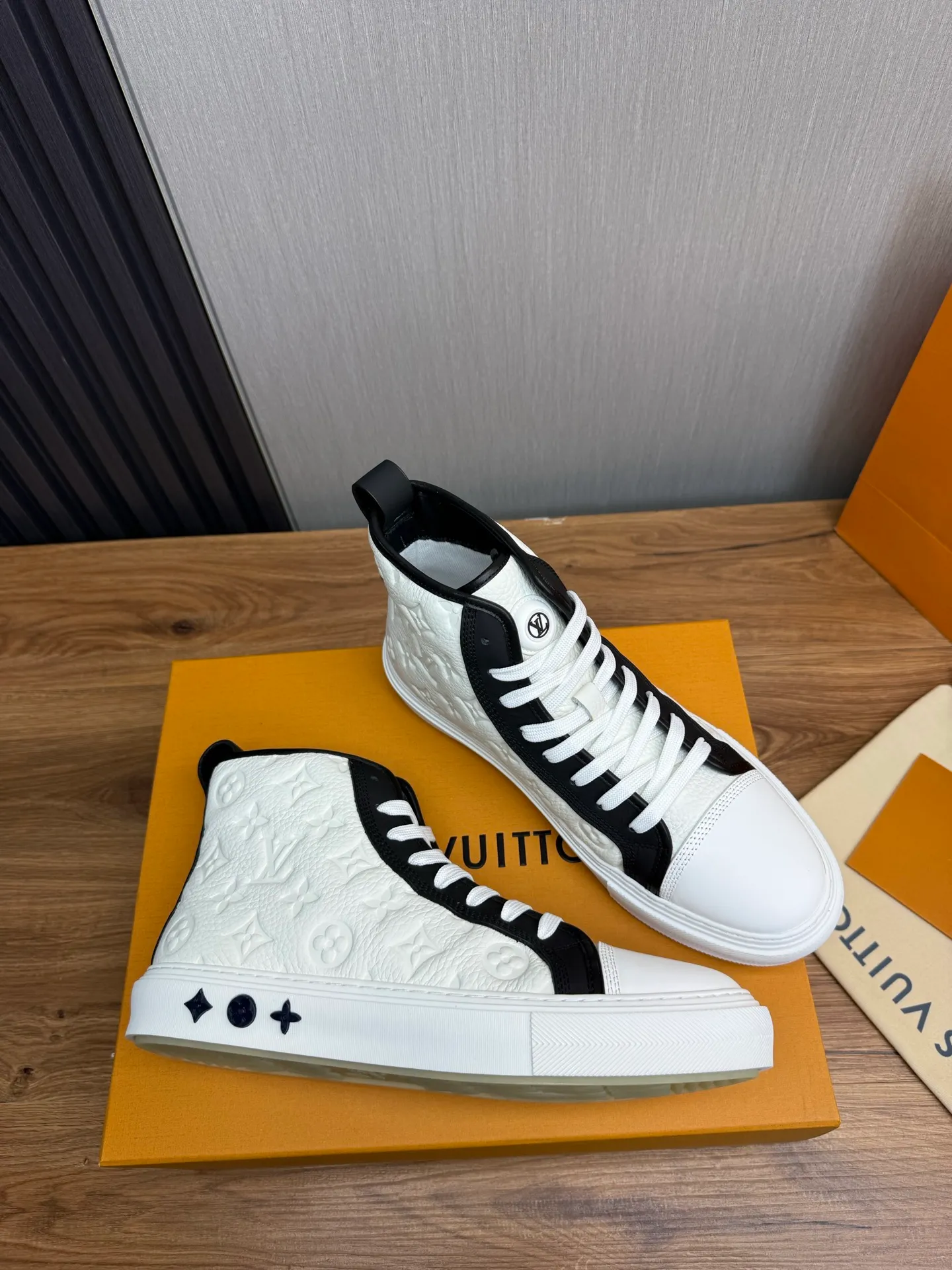 Men's shoes 💰840💰 LOUIS VUITTON [Luden Yiwei] The new trendy Lv is on the market 🎁, casual and fashionable men's shoes 👟 1:1 shipment ⬆️The upper is made of imported cowhide + cowhide mesh lining, the original wear-resistant rubber outsole, the version is simple and elegant, exclusive for trendy men. 38-45 (38.45 is non-refundable if made to order)